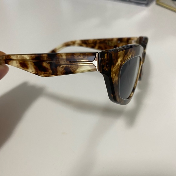 DEZI “ON READ” TORTOISE SUNGLASSES BRAND NEW! - Picture 2 of 2